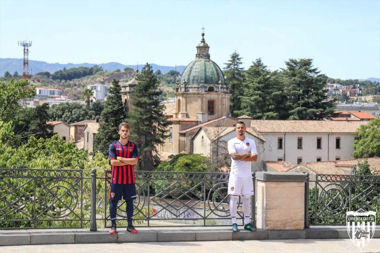 Le divise del Cosenza fotografate in città