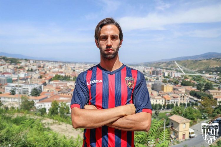 La nuova maglia del Cosenza 2021-2022 in Serie B