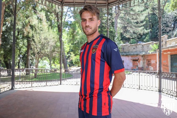 Palmiero con la nuova maglia dei Lupi del Cosenza