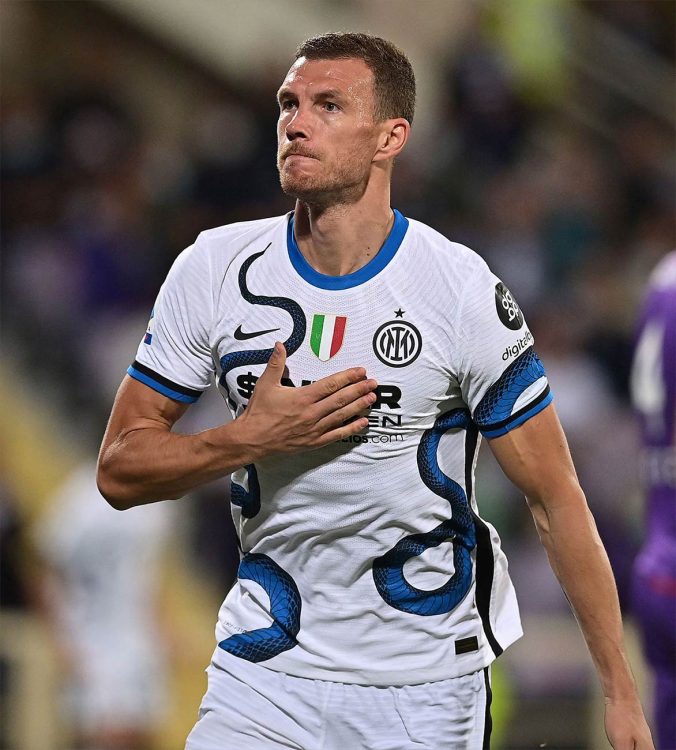 Dzeko con la maglia away dell'Inter 2021-2022