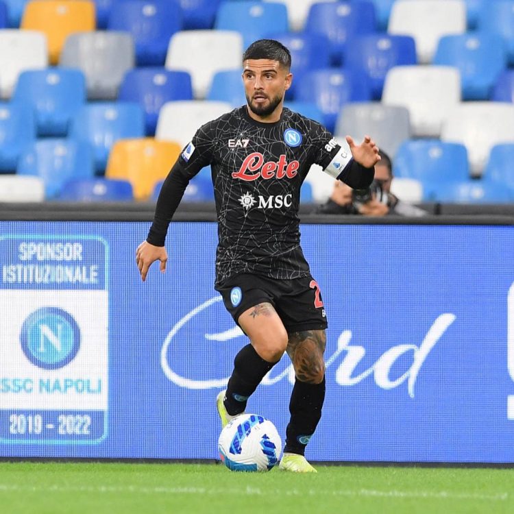 Insigne con la maglia del Napoli con la ragnatela
