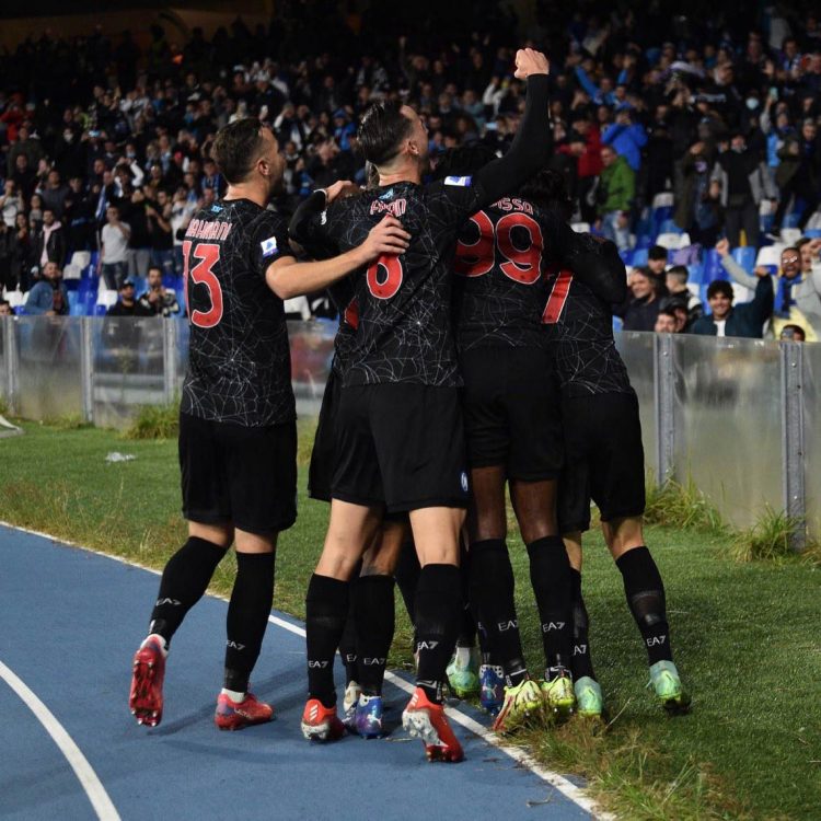 Font rosso maglia Napoli-Torino Halloween