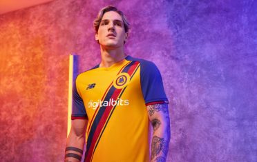 Zaniolo con la terza maglia della Roma