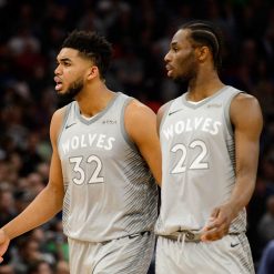 Canotta Minnesota con il manto del lupo sui fianchi