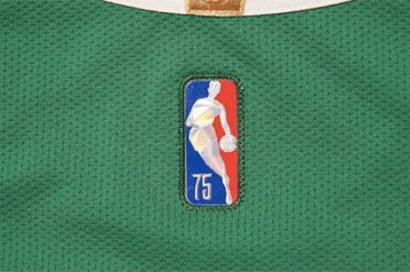 Logo NBA diamantato sul retro delle canotte