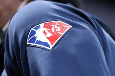 Il logo 75 NBA sulle tute da riscaldamento