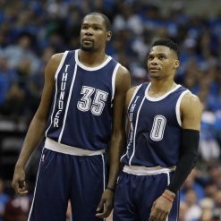 Scritta Thunder in verticale sulle maglie