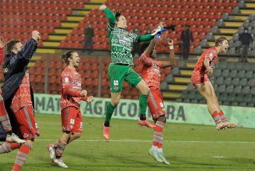 Esultanza Cremonese con il kit natalizio