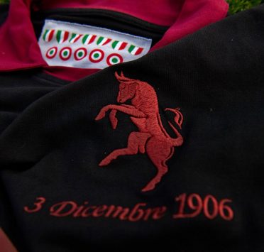 Il toro rampante sulla maglia dei 115 anni
