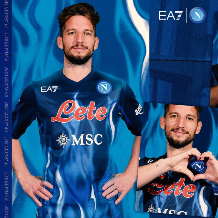 Mertens con la maglia speciale del Napoli dedicata all'amore