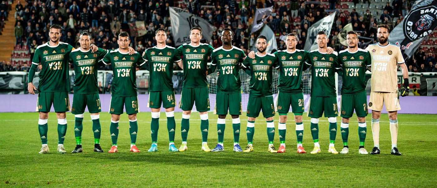 La formazione dell'Alessandria con la maglia verde dei 110 anni