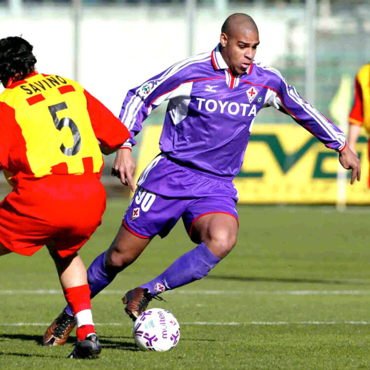 La maglia della Fiorentina 2001-2002 firmata Mizuno