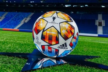 Il nuovo pallone per la fase finale della Champions League 2021-2022
