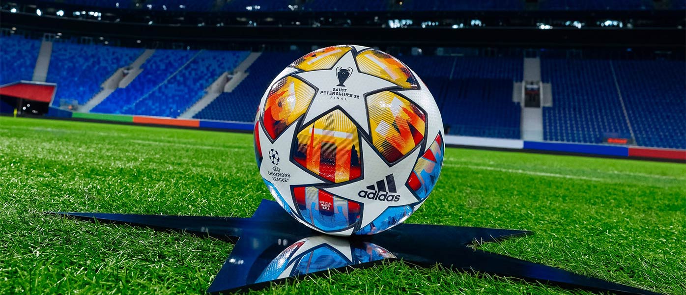Il nuovo pallone per la fase finale della Champions League 2021-2022