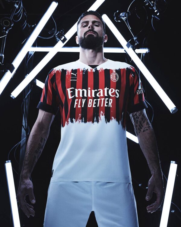 Quarta divisa AC Milan con Giroud