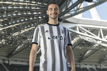 De Sciglio con la nuova maglia della Juventus 2023
