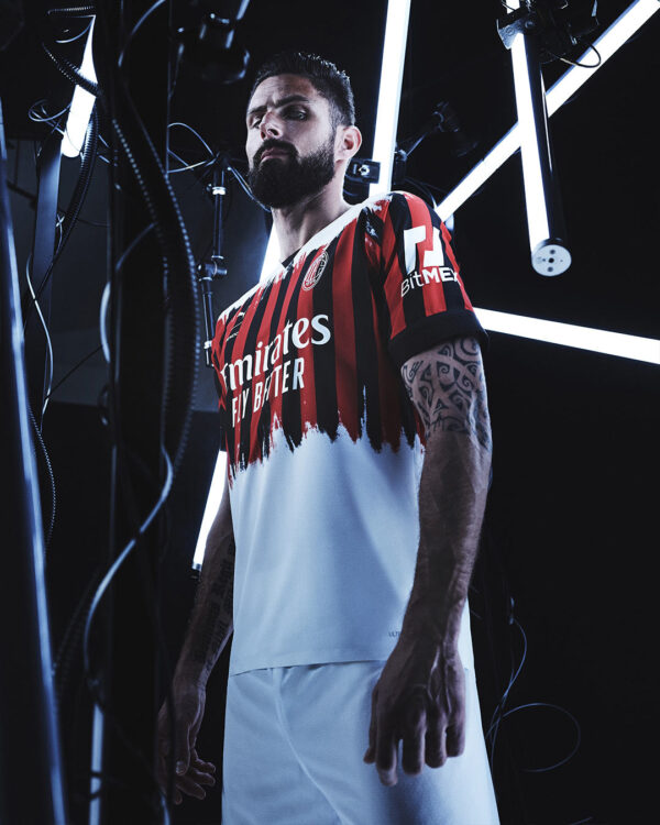 Giroud con la quarta maglia Milan x Nemen