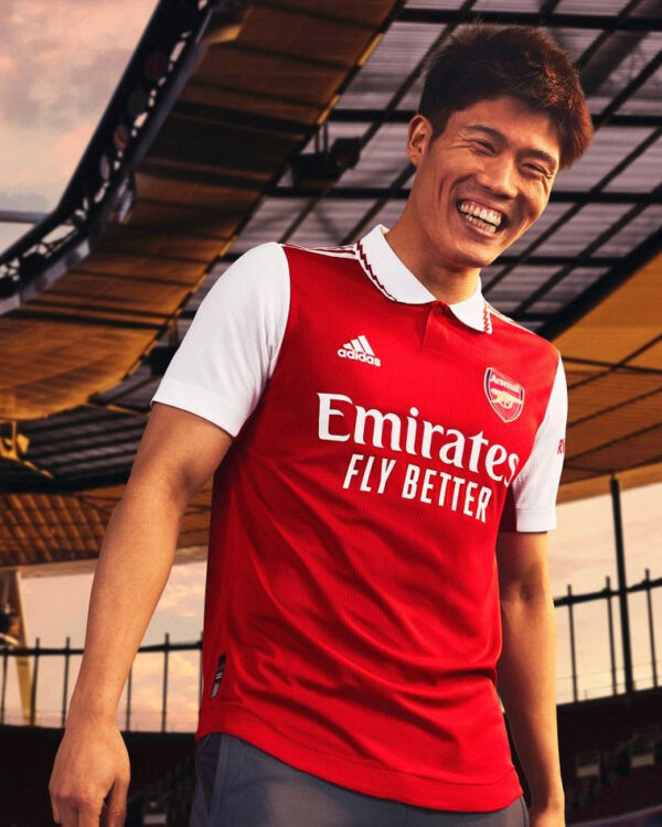 Takehiro Tomiyasu con la nuova maglia dell'Arsenal