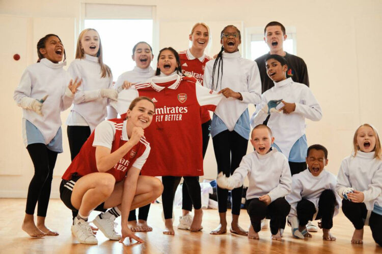 La maglia dell'Arsenal in una palestra di scherma