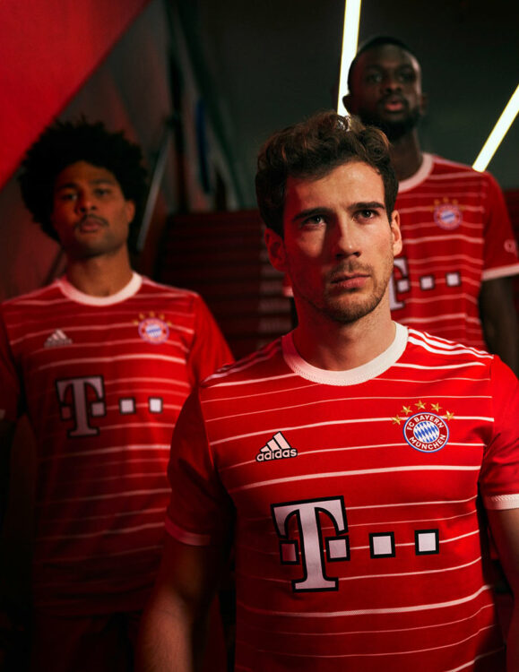 I calciatori del Bayern Monaco con la nuova maglia Adidas 2023