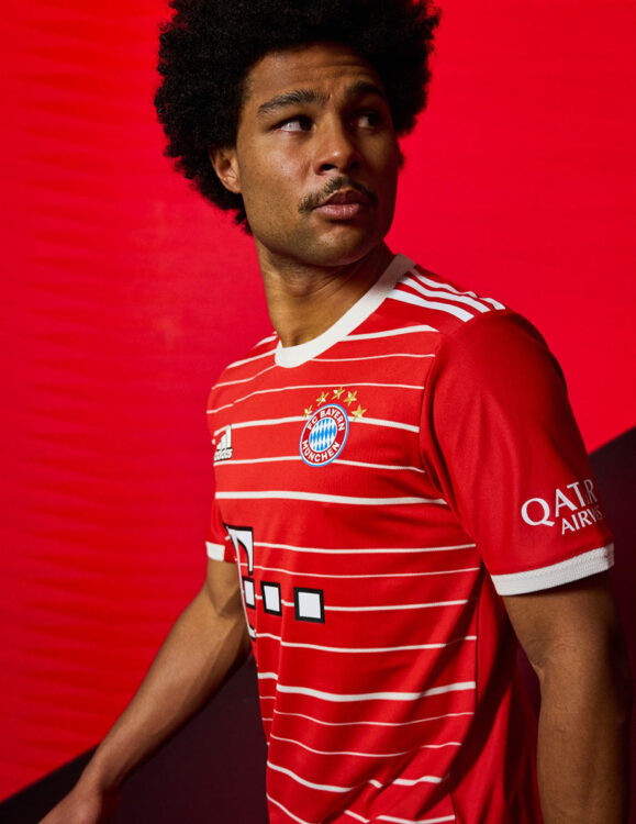 Sanè indossa la maglia del Bayern 2022-2023