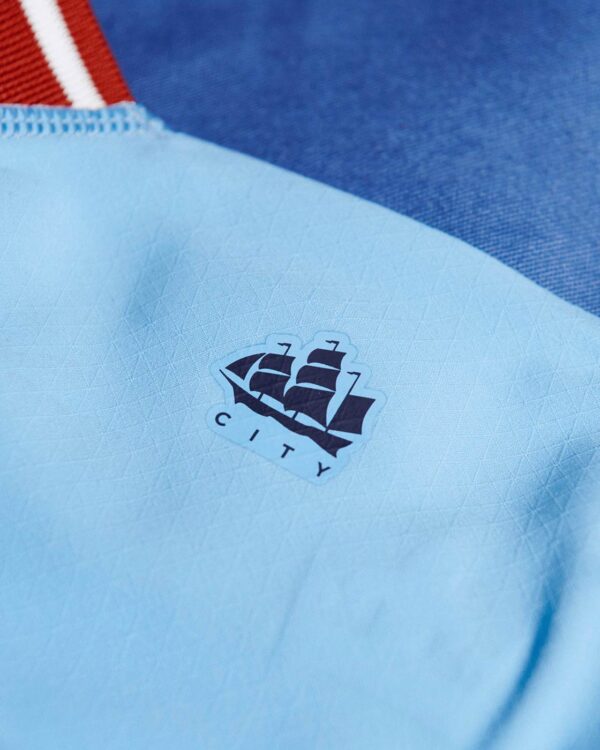 Dettaglio nuova maglia City 2023