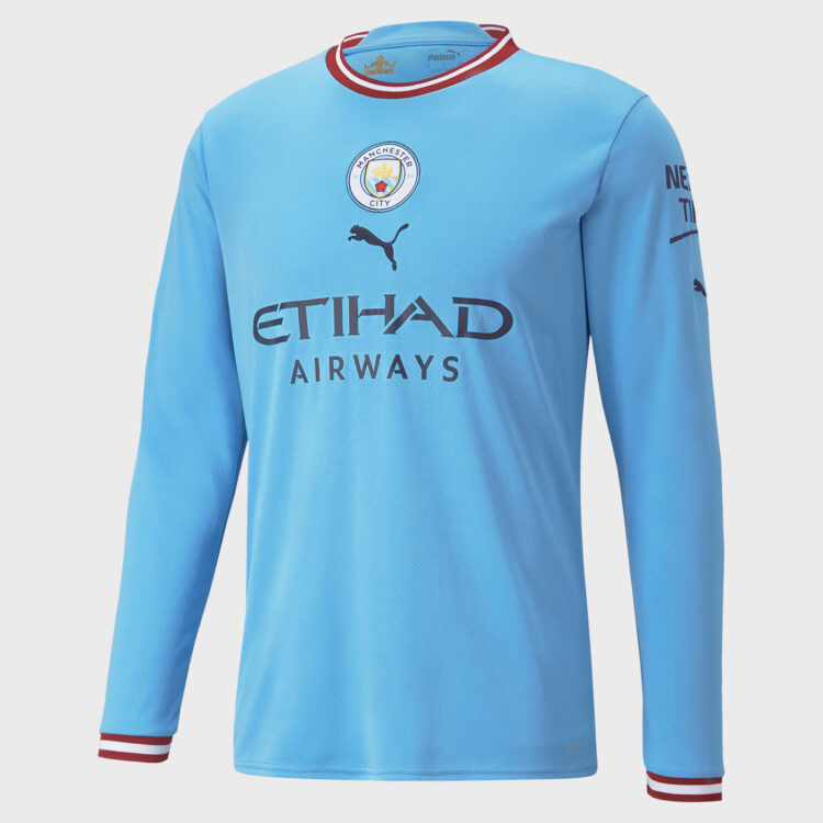 La maglia del City a maniche lunghe