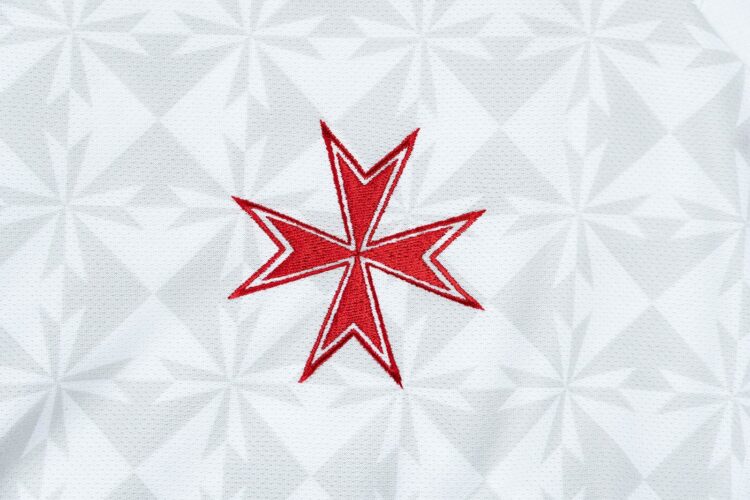 Dettaglio Croce di Malta sulla divisa away