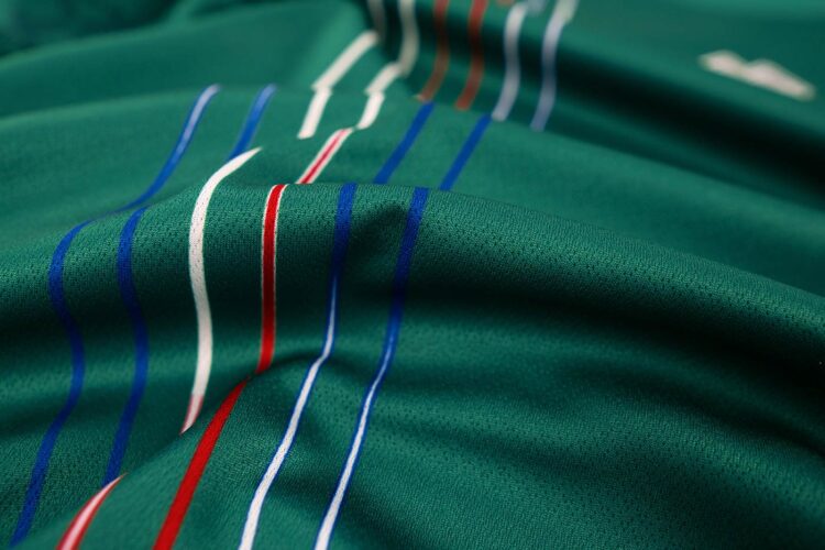 Le righine bianche, rosse e blu sulla maglia verde delle Far Oer