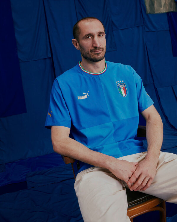 Chiellini con la nuova maglia azzurra dell'Italia
