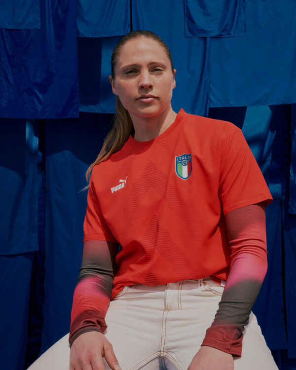La maglia da portiere dell'Italia 2022 tinta di rosso