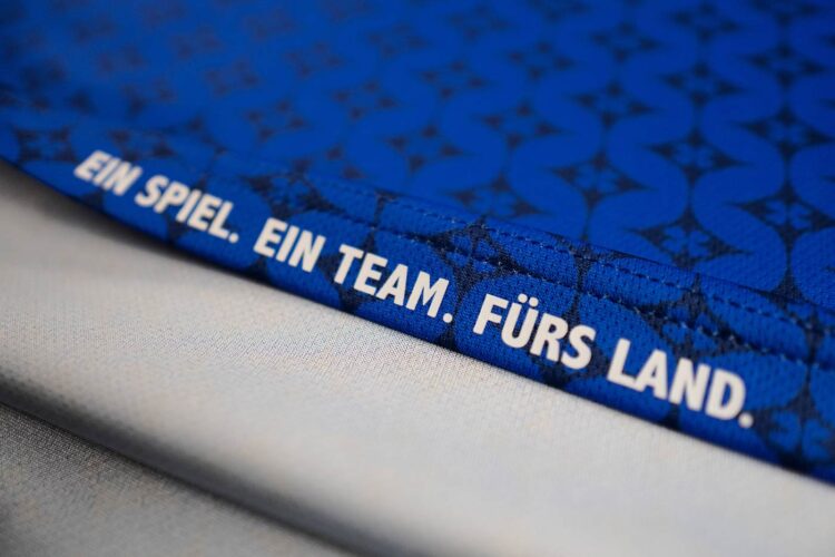 Frase stampata all'interno della nuova maglia del liechtenstein