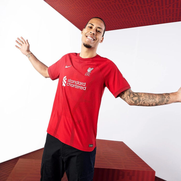 Virgil van Dijk con la nuova maglia del Liverpool
