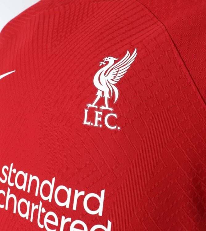 Dettaglio stemma nuova maglia Liverpool