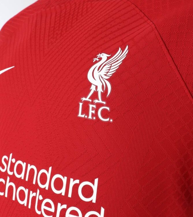 Dettaglio stemma nuova maglia Liverpool