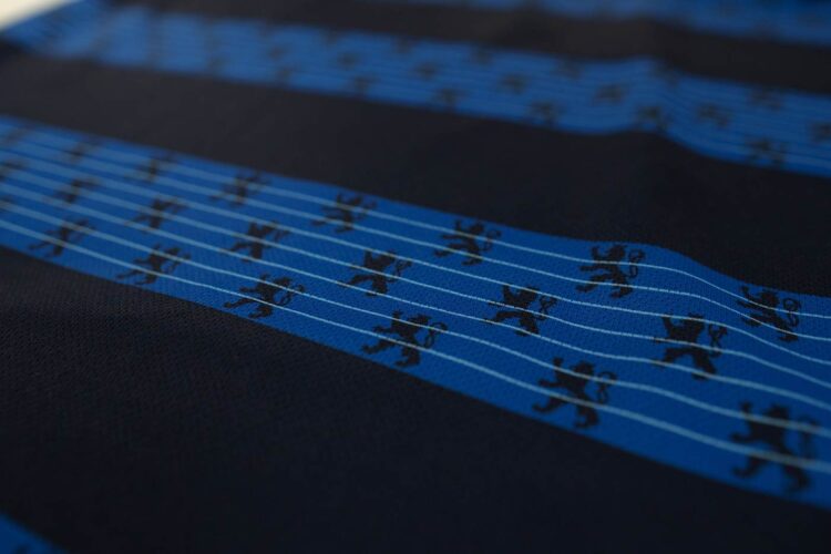 Le bande orizzontali sulla maglia away del Lussemburgo con il leone