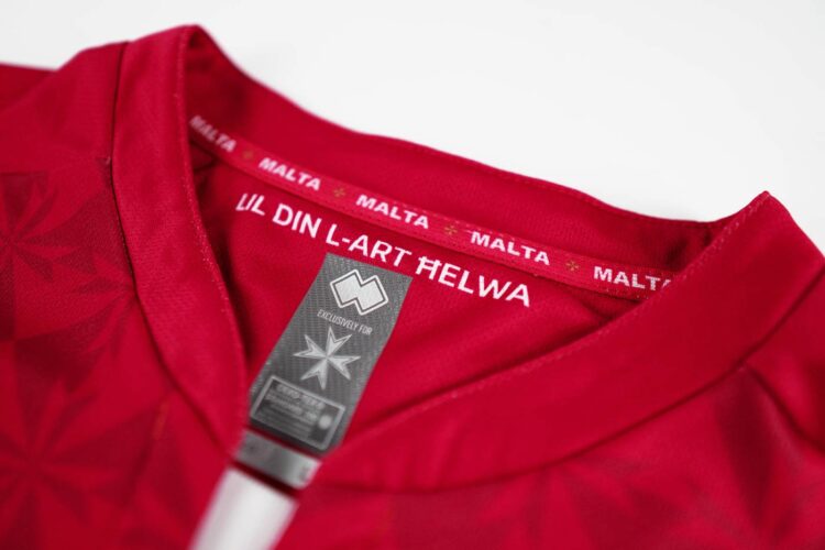 Il colletto della maglia di Malta 2022 con una frase all'interno