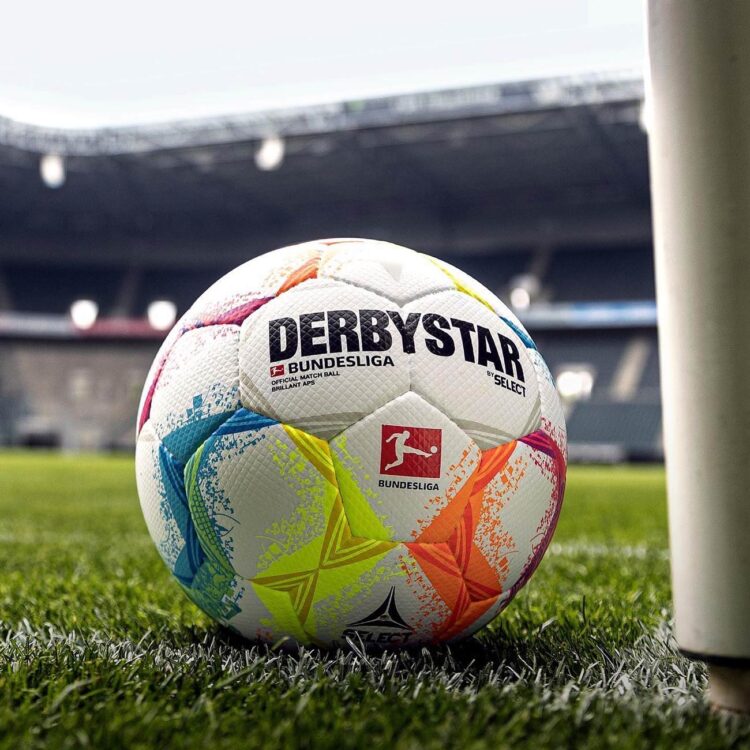 Il pallone colorato della Bundesliga 2022-2023
