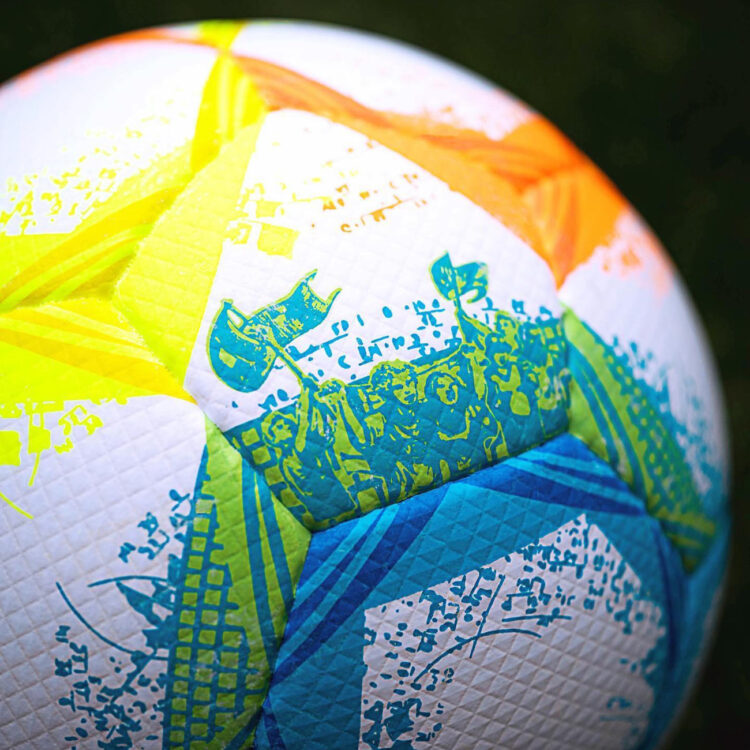 Le sagome dei tifosi sul pallone della Bundesliga