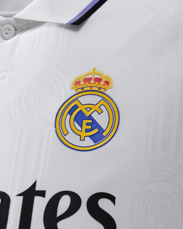 Lo stemma del Real Madrid sullo sfondo