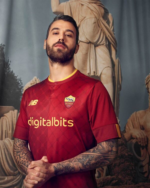 Spinazzola indossa la nuova divisa della Roma 2023