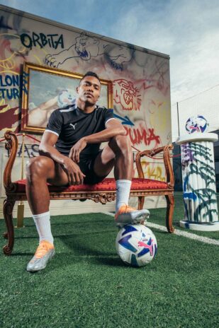 Alex Sandro con il pallone Puma Orbita