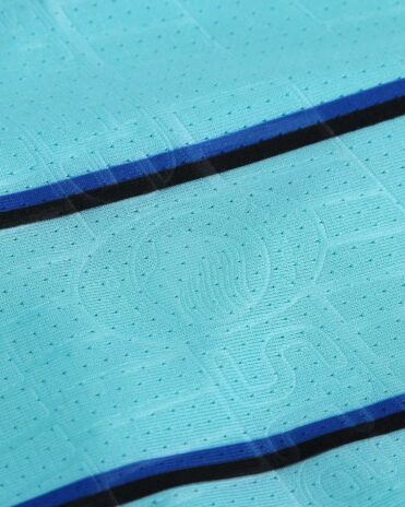 Il Gewiss Stadium dell'Atalanta in rilievo sulla terza maglia