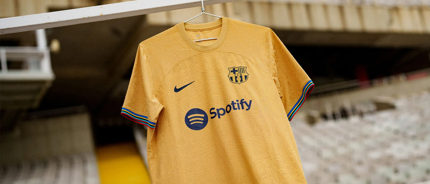 La maglia away del Barcellona 2022-2023 dorata