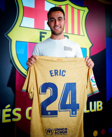 Eric mostra il font blu della nuova maglia away del Barcellona
