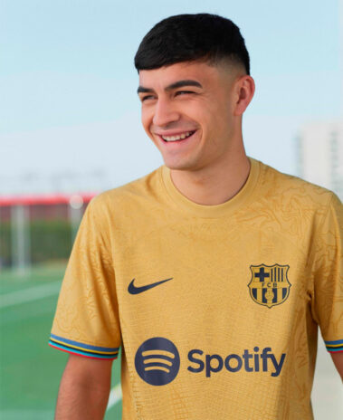 Pedri con la nuova maglia da trasferta del Barcellona