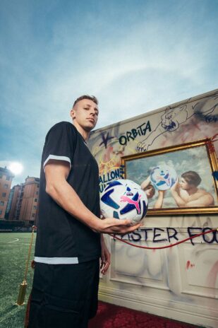 Frattesi con il nuovo pallone Serie A