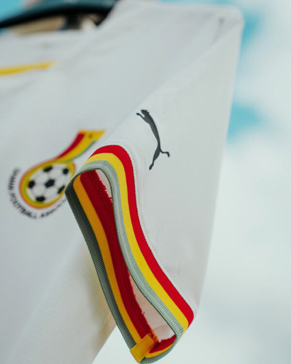 Il tricolore del Ghana sulla manica