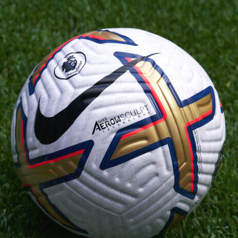 Le croci in oro sul pallone della Premier 2022-2023