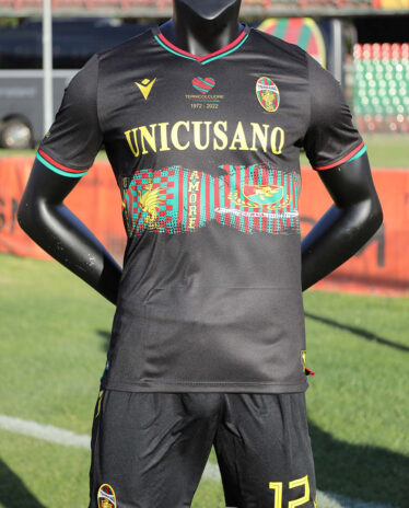 La terza divisa della Ternana con gli striscioni dei tifosi